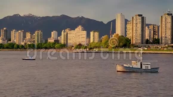 海滨城市现代化的建筑漂浮在海洋中的船只视频的预览图