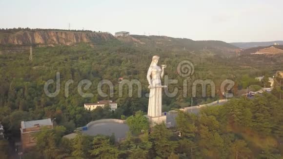 格鲁吉亚卡尔特里斯德达纪念碑的鸟瞰图视频的预览图