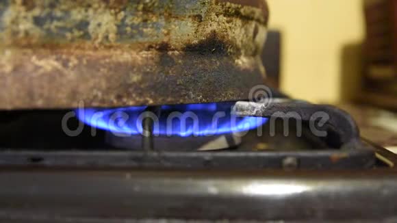 在煤气炉上用发酵液加热锅在家准备一次月光蒸馏过程视频的预览图