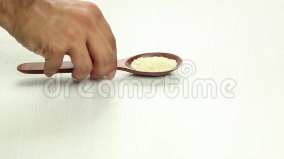 用手在桌子上放一份用木勺盛香料的报告视频的预览图