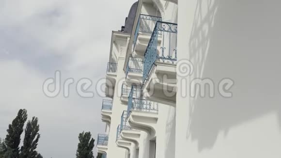 阳台侧面观蓝色锻铁栏杆的现代建筑建筑背景行动白色墙壁视频的预览图