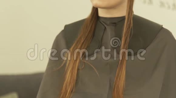 在美发沙龙剪发时用夹子夹住年轻女性女性美容美发模特视频的预览图