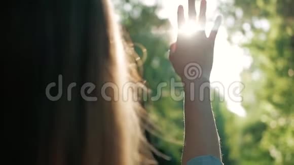 女孩用手看太阳视频的预览图