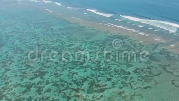 鸟瞰美丽的海底与珊瑚礁附近的潘泰潘达瓦印度尼西亚视频的预览图
