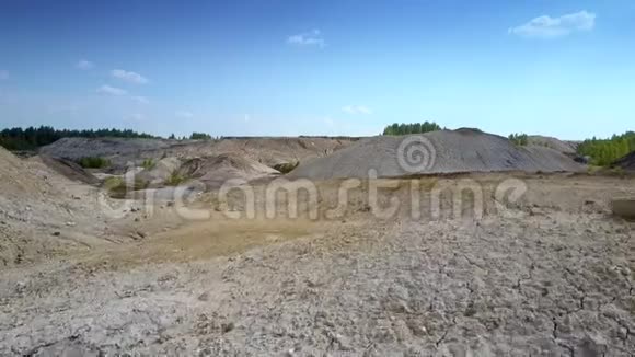 废弃粘土采石场的空中视野无生命空间视频的预览图