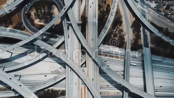 在美国洛杉矶通过令人难以置信的复杂多层公路立交桥的顶部景观锁定镜头视频的预览图