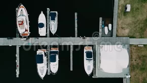 游艇和帆船的泊位视频的预览图