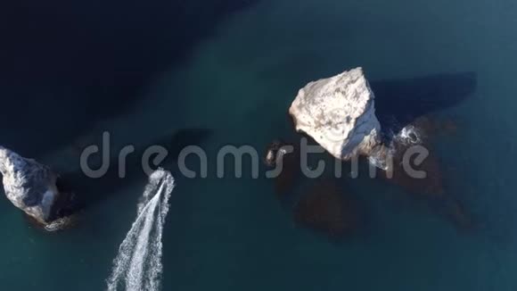 海上大岩石的空中景色视频的预览图