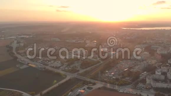 城市景观在夕阳下俯瞰湖泊时代视频的预览图