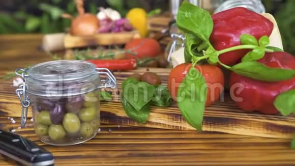 木桌上五颜六色的蔬菜组成新鲜蔬菜用于烹饪健康和饮食食品精致视频的预览图