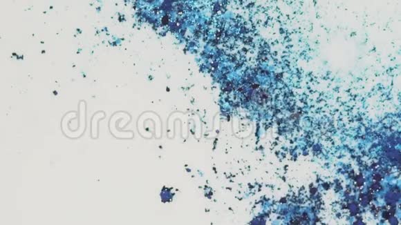 牛奶上的彩色粉末涂料蓝色粉末散落在牛奶表面的对角线油漆的化学反应视频的预览图