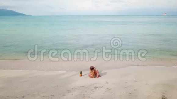 年轻女子在海滩上放松的电影视频的预览图