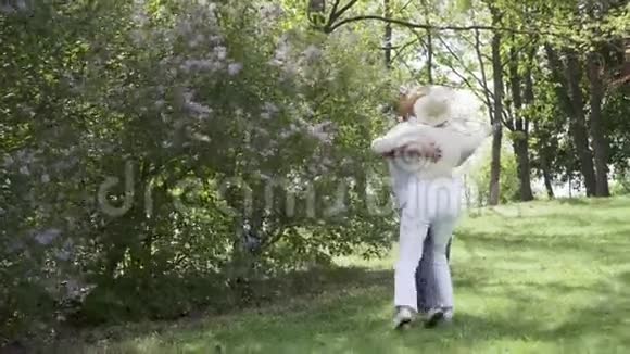 恋爱中的老夫妇在夏日公园跳华尔兹视频的预览图
