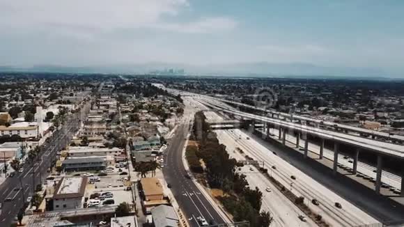 无人机在令人惊叹的美国城市和大高速公路交汇处与汽车在多个道路水平视频的预览图