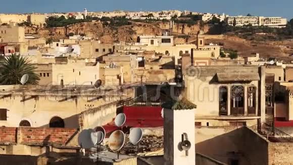 日出时屋顶的全景菲斯梅迪纳非洲摩洛哥视频的预览图