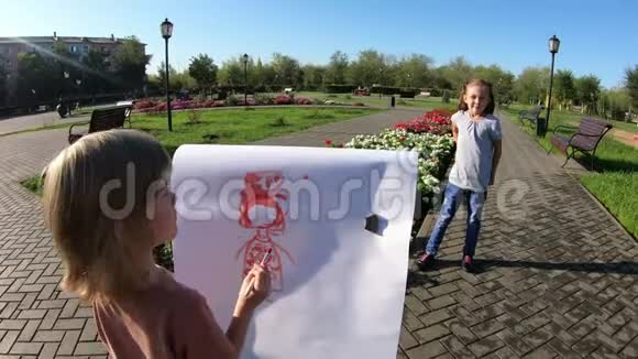 小男孩画他妹妹为模特视频的预览图
