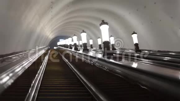 从地铁的自动扶梯下经过灯昏暗的灯光视频的预览图