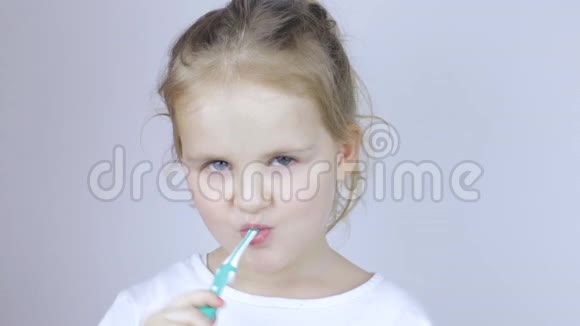 年轻女孩在家刷牙视频的预览图