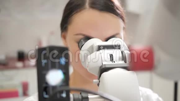 女医生牙医使用显微镜医学健康口腔医学理念牙医进行检查并作出结论视频的预览图