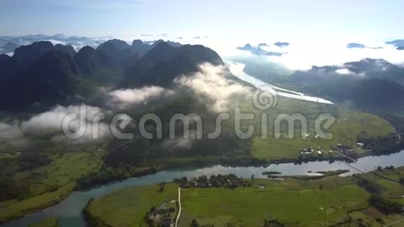 具有村庄河流的一望无际的高地山谷视频的预览图