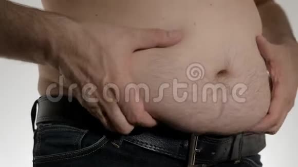 大公腹的特写胖子摸了摸肚子和两侧视频的预览图