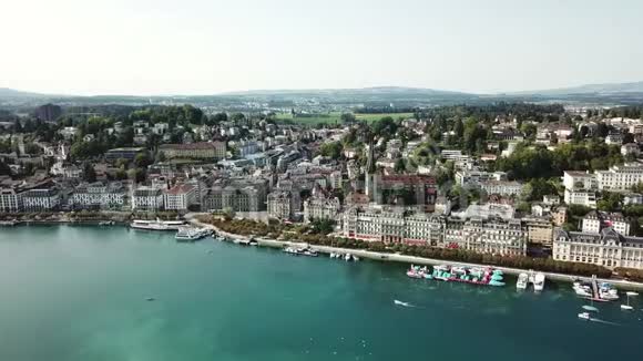 瑞士卢塞恩的空中射击背景中的小码头和山脉视频的预览图