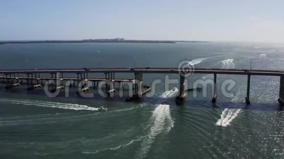 在桥上观看海洋车水马龙视频的预览图