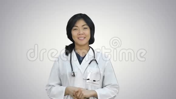 正面的中国医生在白色背景上对着镜头说话视频的预览图