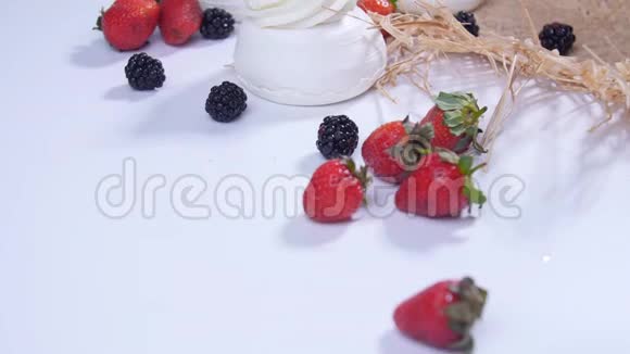 带着新鲜浆果的白色甜点视频的预览图