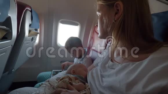 妈妈带着儿子和女儿坐飞机视频的预览图