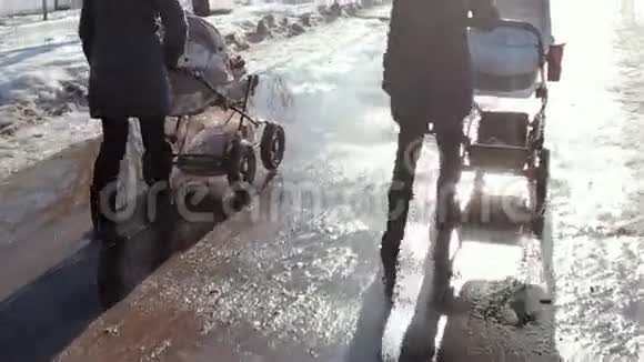 相机追逐两个女人与婴儿车在肮脏但阳光明媚的天气行走视频的预览图