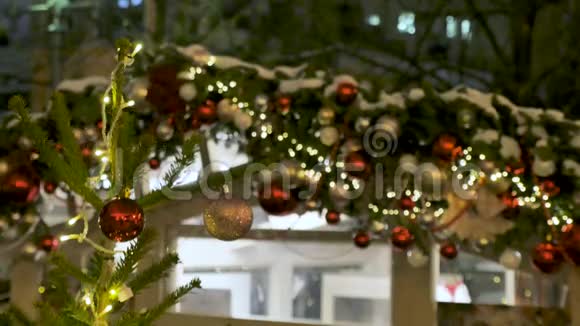 街头咖啡馆是美丽的圣诞节街上喜庆的气氛这个城市为度假而装饰彩色视频的预览图