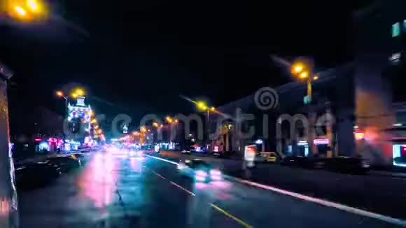 寒冷的夜晚时光流逝的道路城市色彩视频的预览图