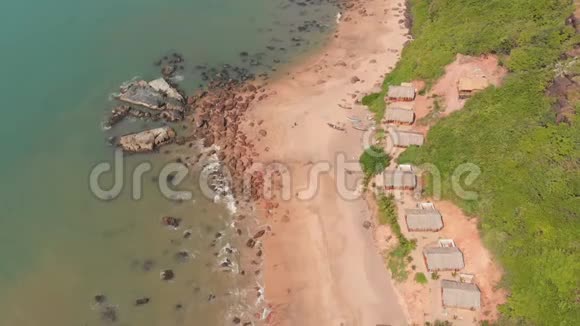 空中无人机可以看到印度果阿州的科拉海滩视频的预览图