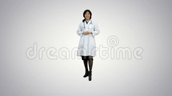 中国医生在白色背景下对着镜头说话视频的预览图