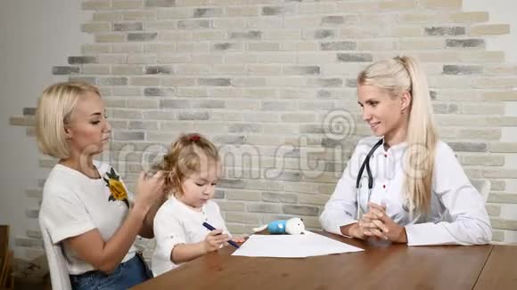 儿童健康检查年轻的母亲和她漂亮的小女儿去看家庭医生友好的耳鼻喉科儿科医生4k视频的预览图
