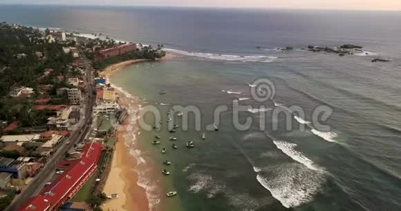 沿海城镇及其海滨的热带景观视频的预览图