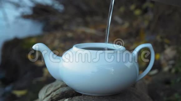 入白瓷茶壶的近煮水视频的预览图