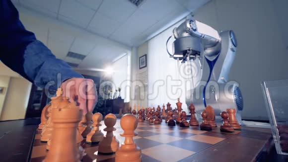 人类和机器人相互下棋的时间推移画面视频的预览图