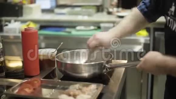 厨房炒锅专业厨师特写行动烹饪厨师用油炸食品熏制视频的预览图