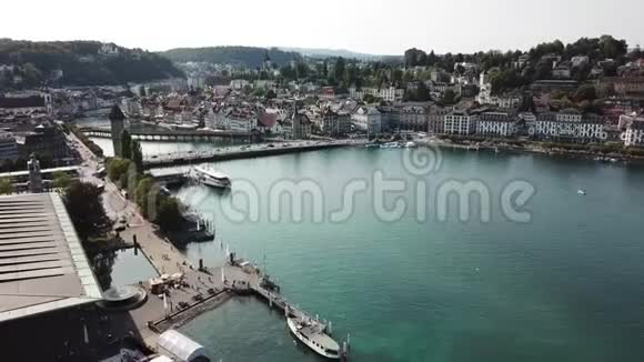 瑞士卢塞恩的空中射击背景中的小码头和山脉视频的预览图
