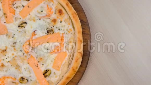 半份披萨带海鲜和奶酪近景视频的预览图