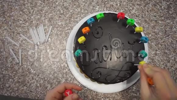 在蛋糕上点蜡烛生日视频的预览图