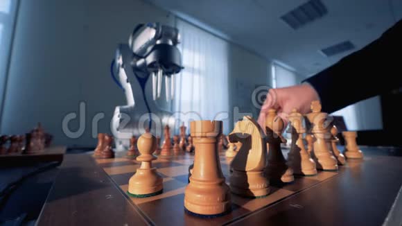 由人的手和机械手臂将棋子靠近视频的预览图