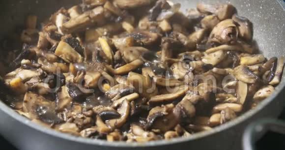 蘑菇是用平底锅煮的视频的预览图