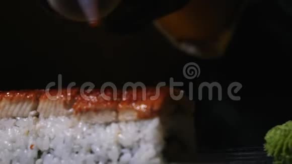 美味的欧洲卷鳗鱼芥末和生姜涂上酱汁放在白色的盘子里框架日本视频的预览图