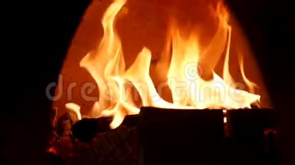 用老式烤炉烧火用来烤食物框架传统的烤箱燃烧的树林和火焰视频的预览图