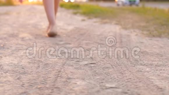 女足穿着平底鞋走在尘土飞扬的道路上视频的预览图