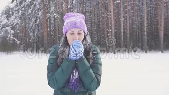 树林里一个孤独的女孩冻僵了浑身是雪视频的预览图