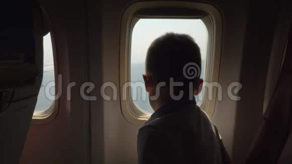 当飞机降落时儿童透过照明器视频的预览图
